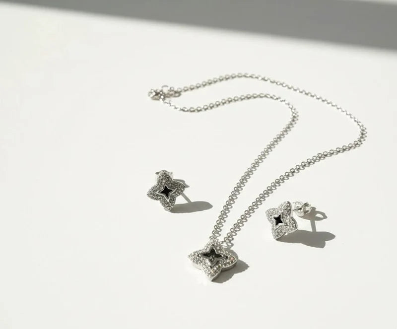 Elegant Quatrefoil Jewelry Set – Geometric Necklace & Earrings for Women