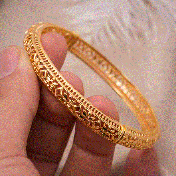 Gold Platted - Beautiful Women's Fashion Bangle - A stylish bangle that adds a contemporary touch to any outfit.